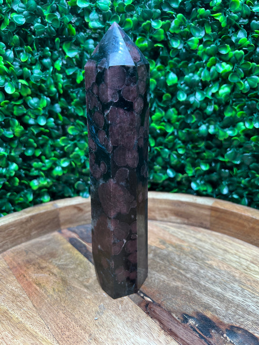 Garnet & Avfvedsonite Tower